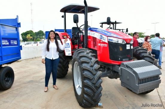 Leverger recebe duas caminhonetes e mais implementos agrícolas para fomentar a Agricultura Familiar